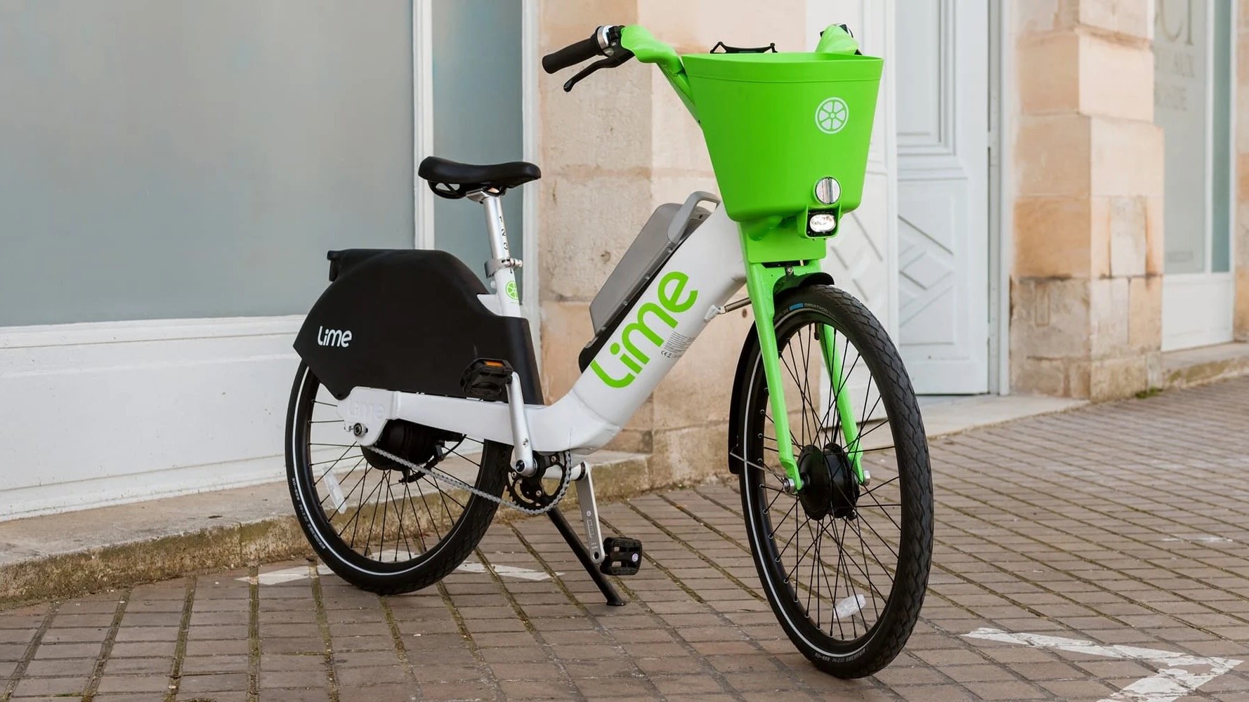 Vélo électrique Lime en libre-service utilisé comme solution de micromobilité urbaine au Royaume-Uni