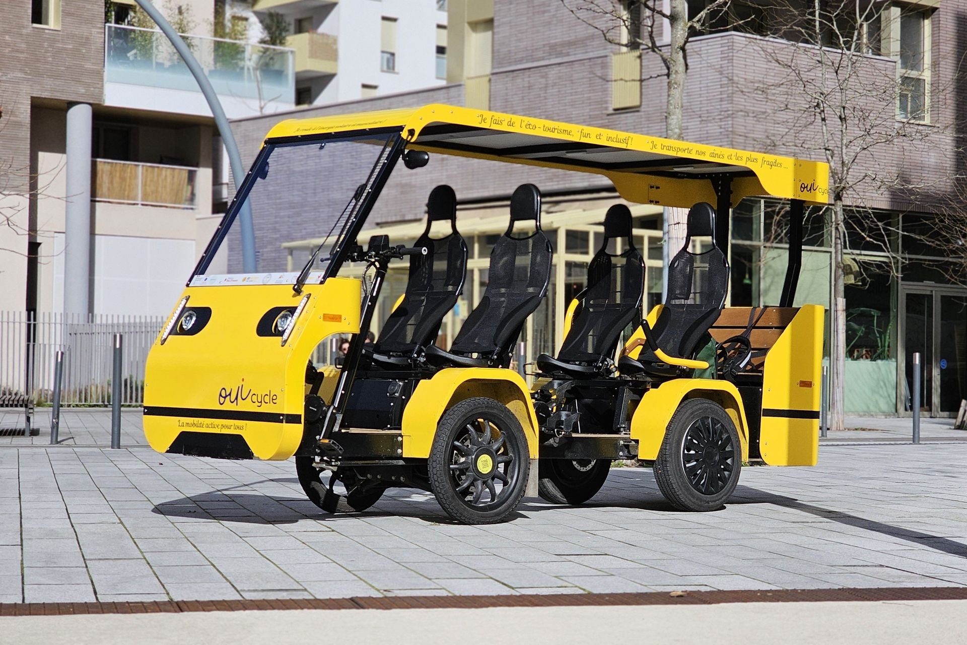 Ouicycle quadricycle électrique made in France transportant des seniors et personnes à mobilité réduite en milieu urbain