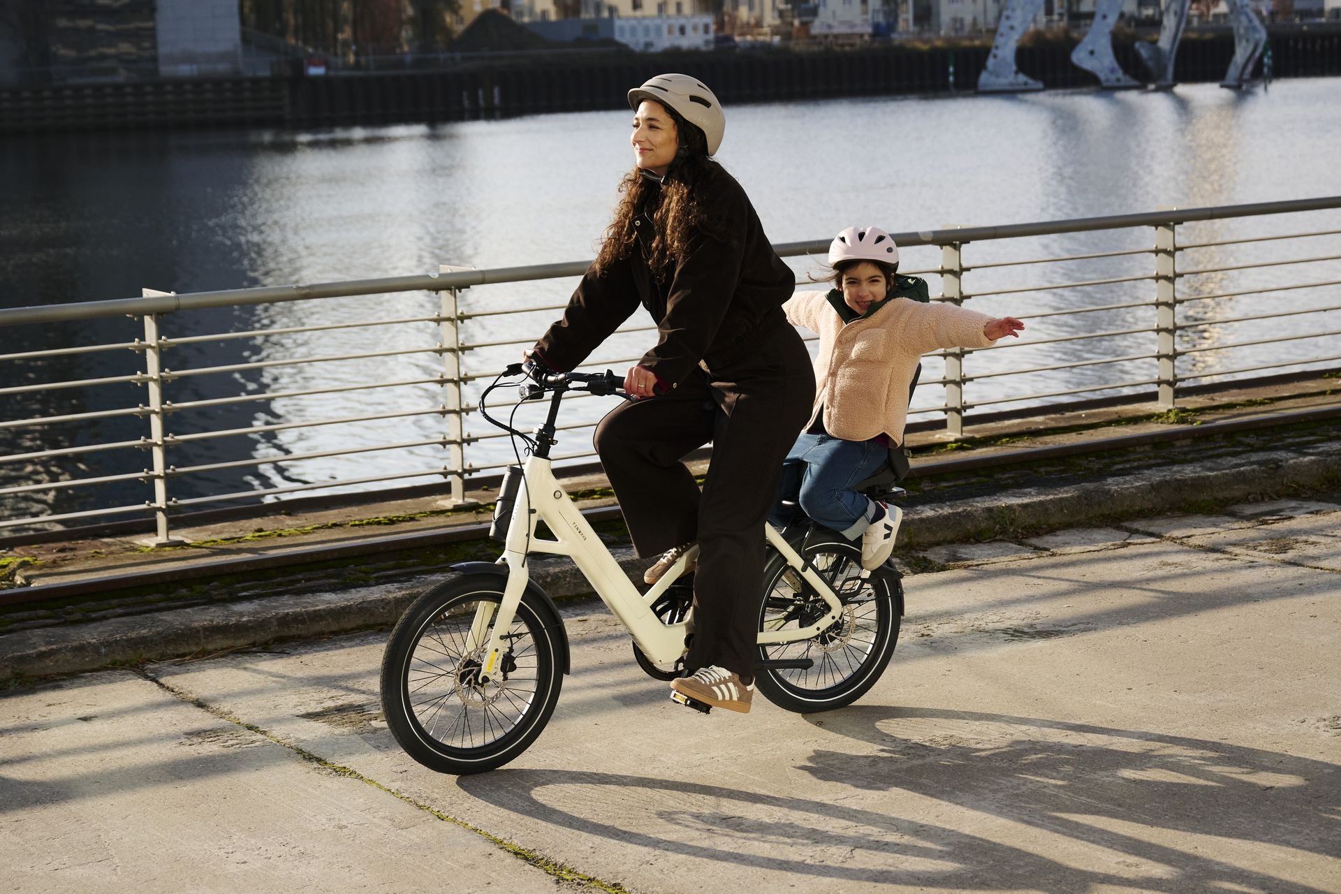 Tenways CGO Compact, vélo électrique urbain compact noir avec cadre bas et équipements intégrés