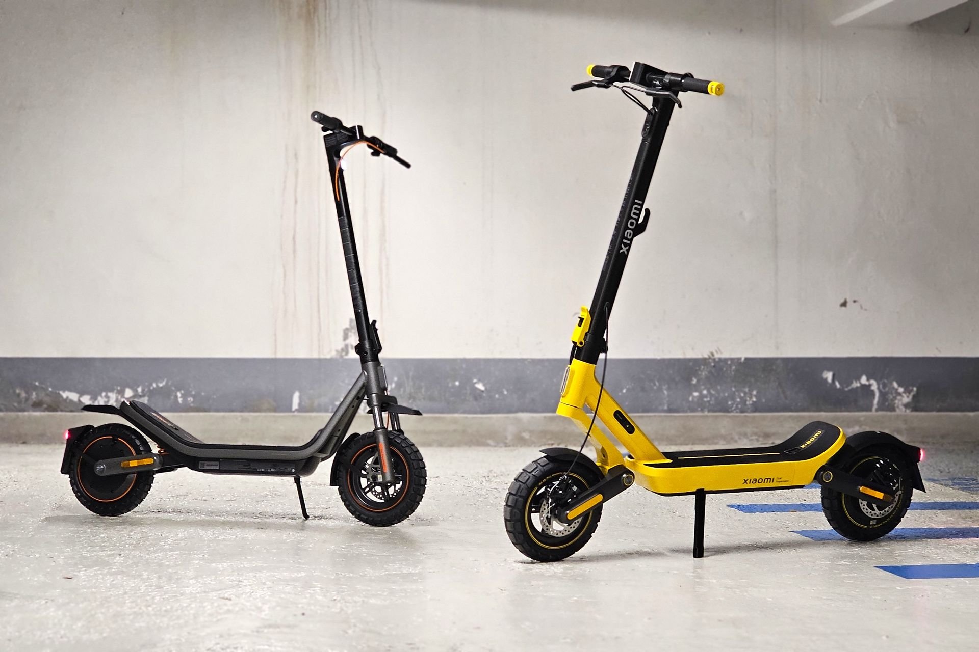 Trottinette électrique Xiaomi Electric Scooter 6 Ultra jaune fluo en ville, modèle 2026 performant et autonome