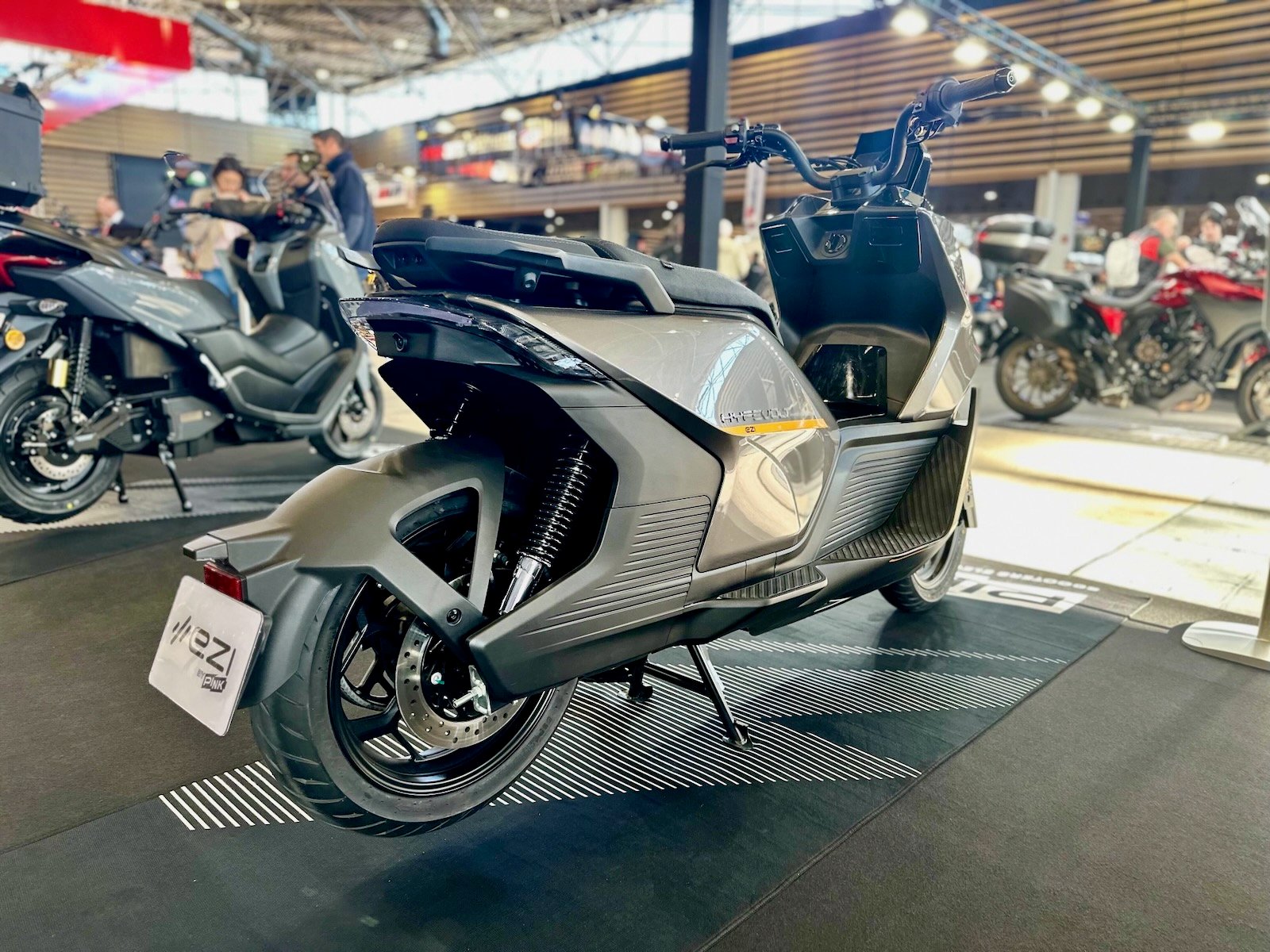 Scooter électrique Pink Ezi Hypevolt 2026 exposé au Salon du 2 Roues avec autonomie de 140 km