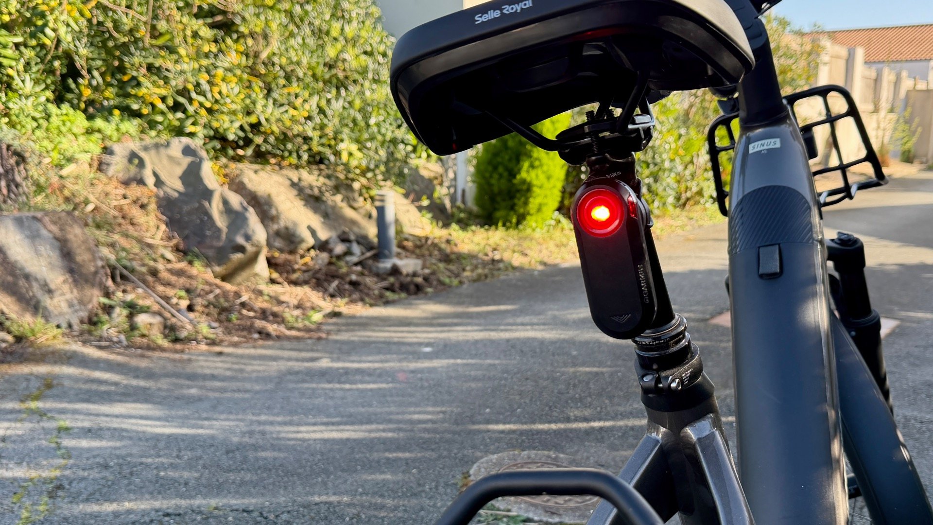 Radar Garmin Varia RTL515 fixé sur la tige de selle d'un vélo pour alerter des véhicules en approche