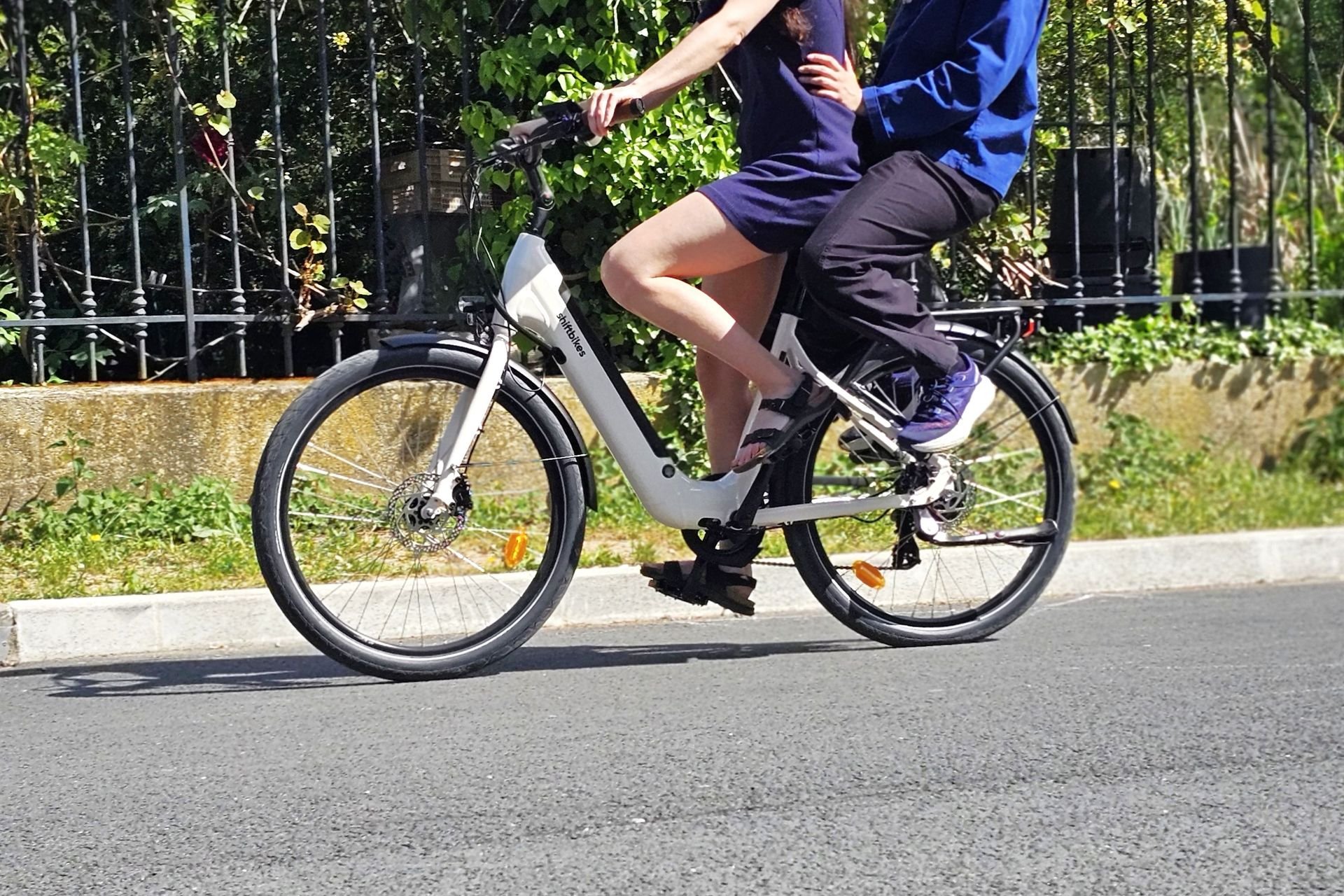 Selle Jallot biplace allongée de 51 cm installée sur un vélo électrique, testée avec deux adultes