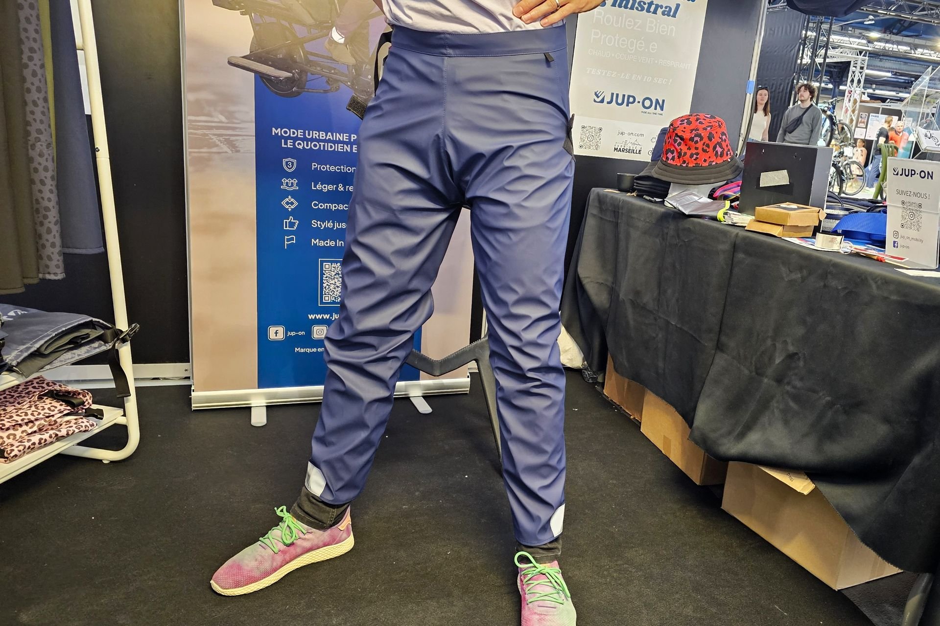 Surpantalon vélo JUP-ON Urbanleg noir, enfilable en 20 secondes, fabriqué à Marseille