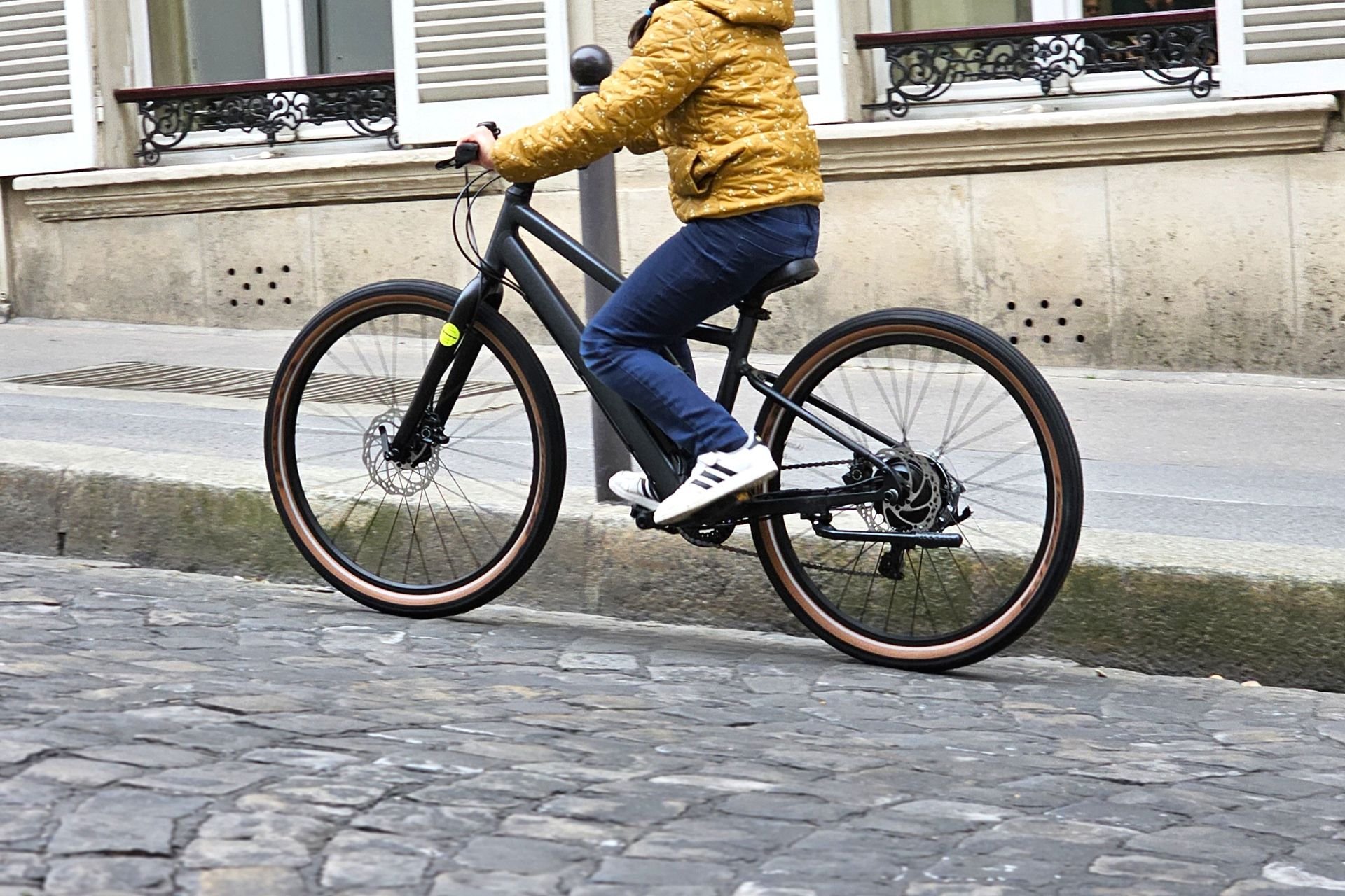 Woom explore e moteur Montmartre