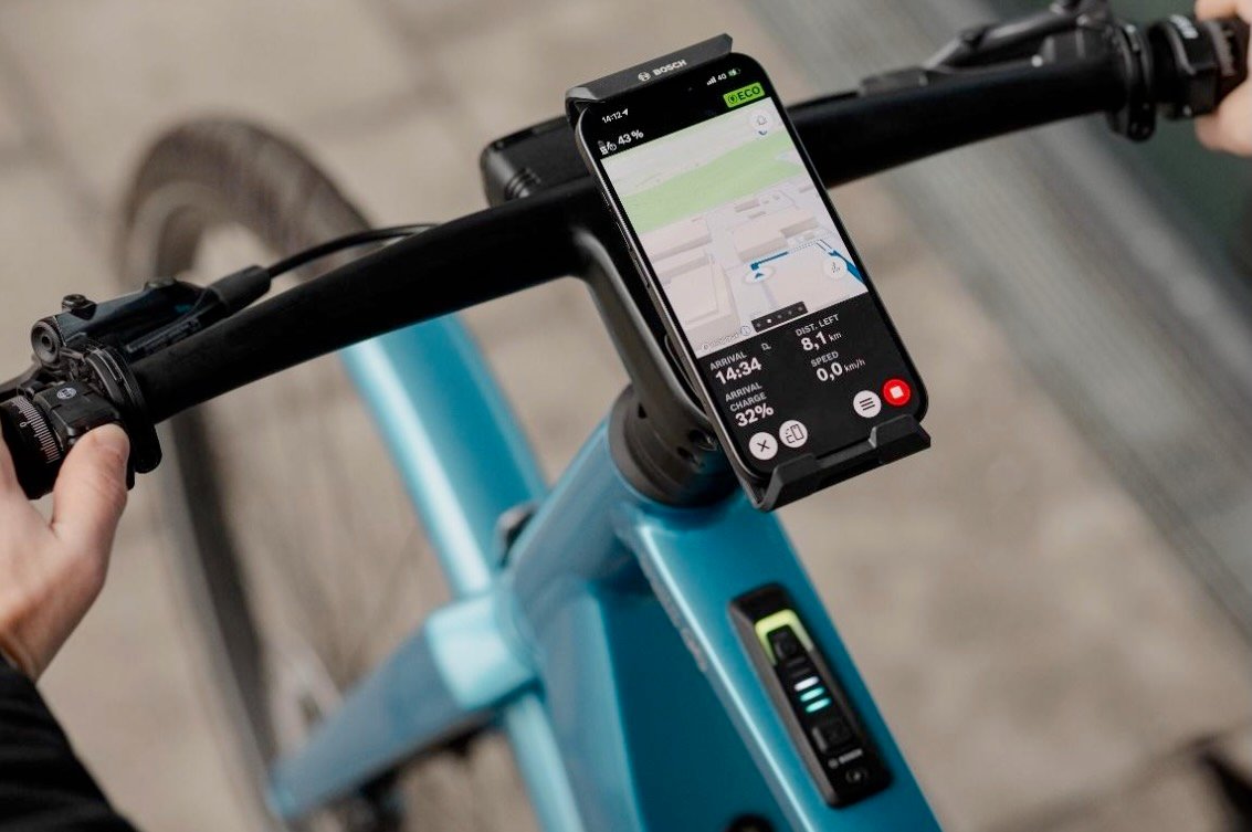 Interface de Bosch eBike Flow avec suivi des figures VTT, cardio et navigation