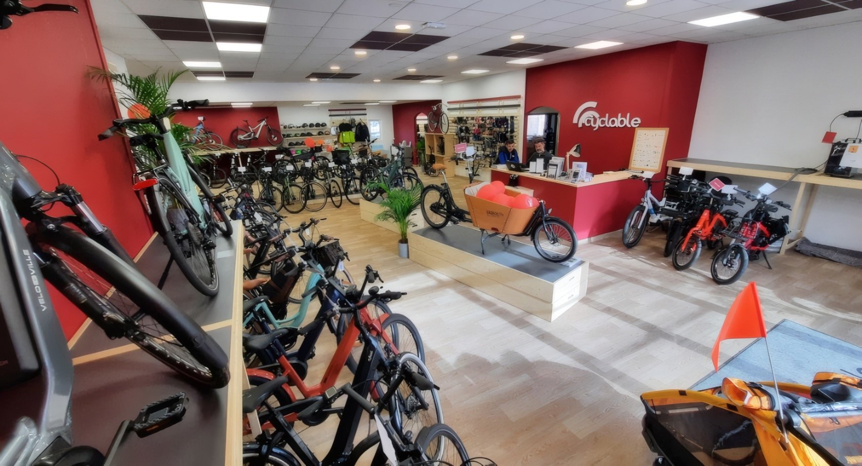 Façade d’un magasin Cyclable fermé en 2026 à Orléans, devanture avec vitres et logo Cyclable visible