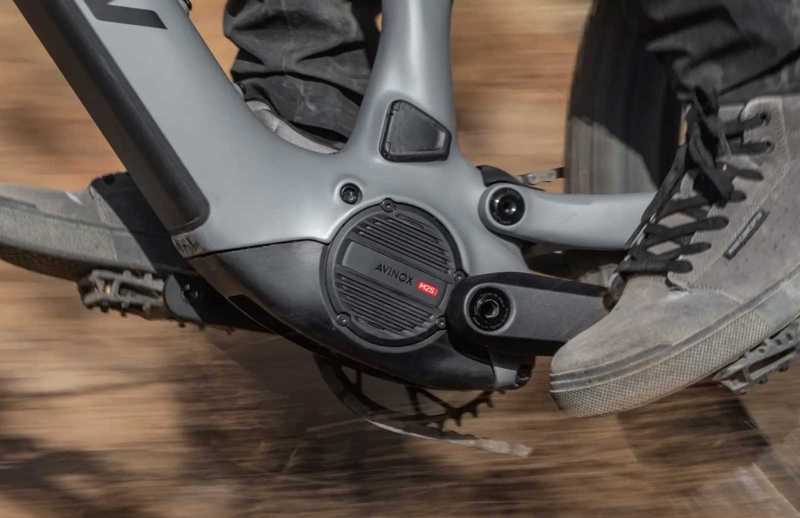 Moteur Avinox M2S 1500W sur VTT électrique, illustrant la puissance au service de l'accessibilité en terrain technique