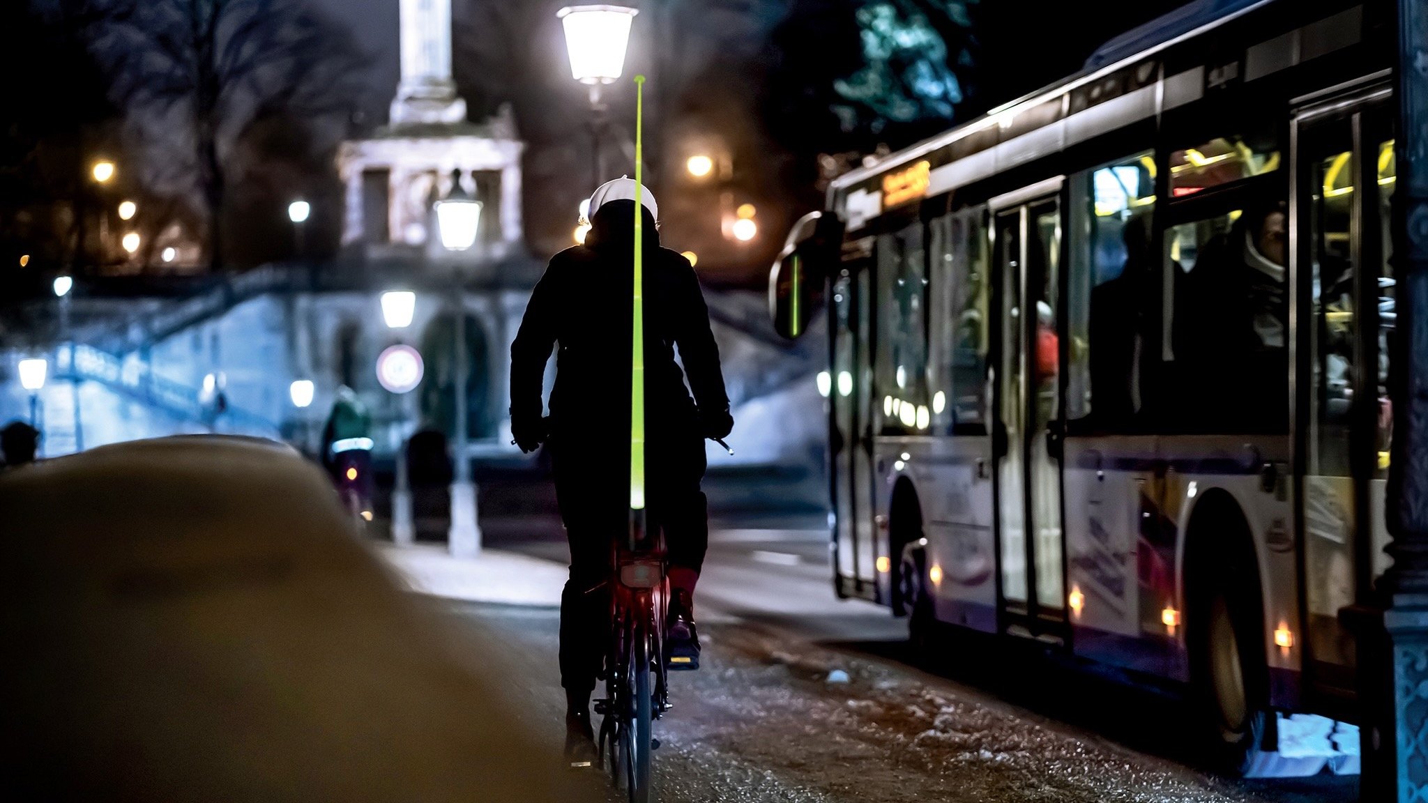 Feu arrière télescopique Hi-Tail déployé sur un vélo, illuminé en rouge avec effet sabre laser