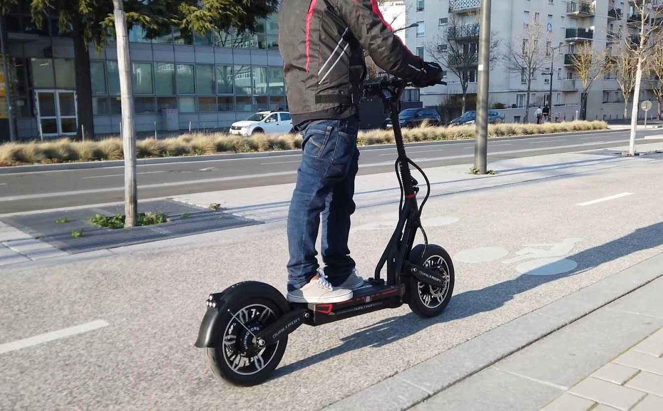 Utilisateur de trottinette électrique portant un casque de protection obligatoire en ville