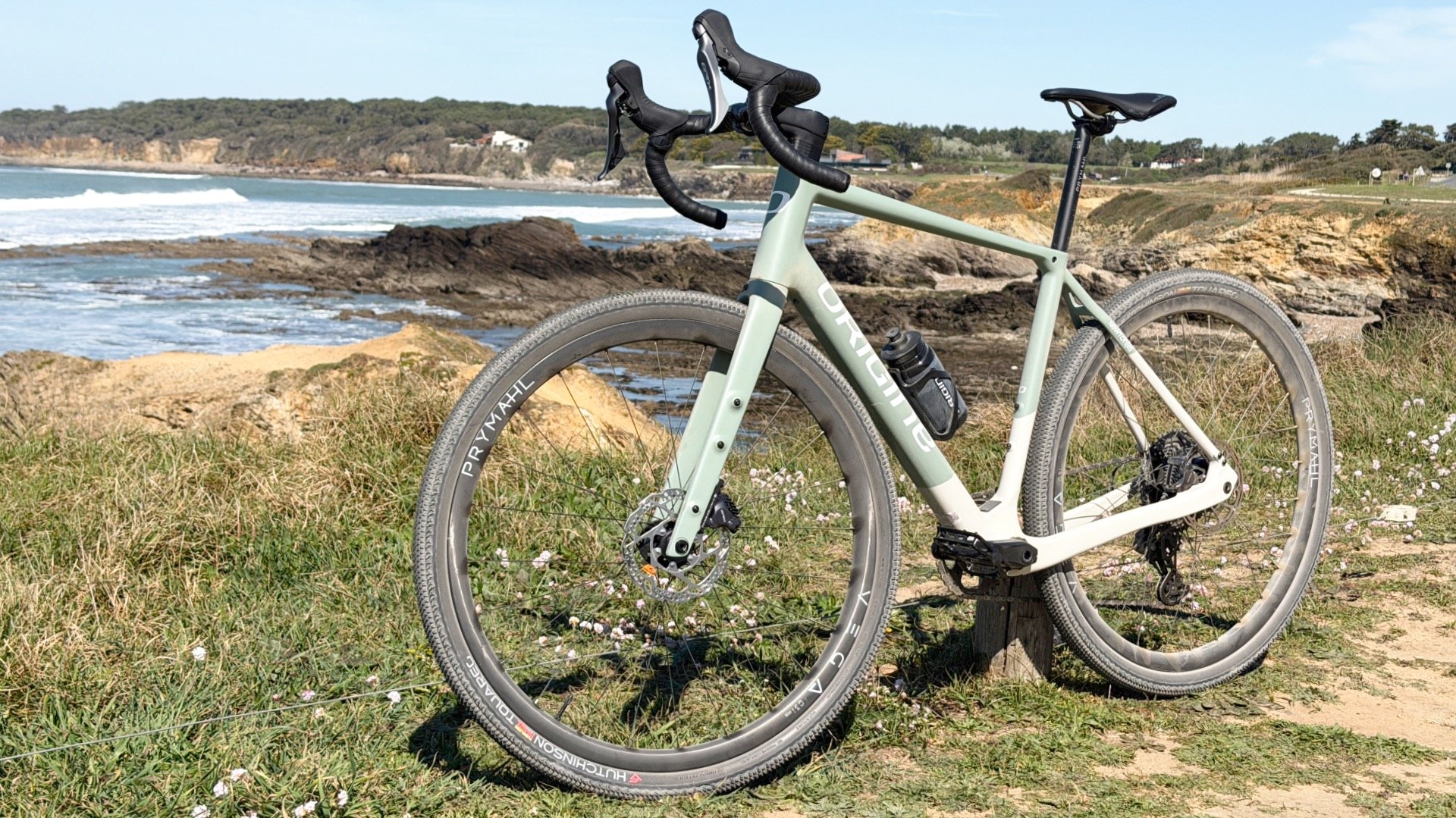 Vélos de route et gravel en hausse en 2026, avec cyclistes en action sur route et chemins