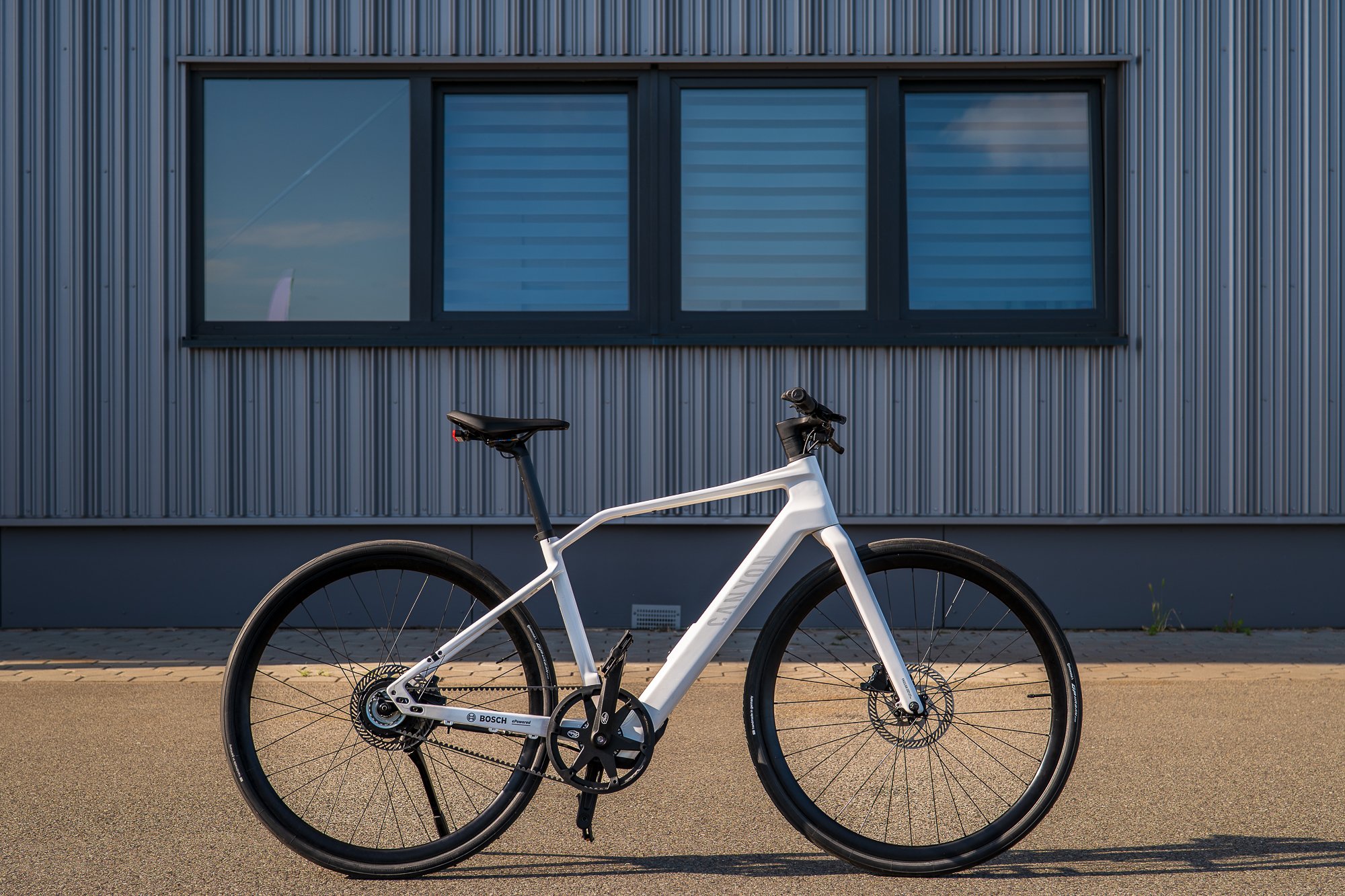 Moteur moyeu Bosch Hub Line de 45 Nm installé sur vélo électrique en milieu urbain