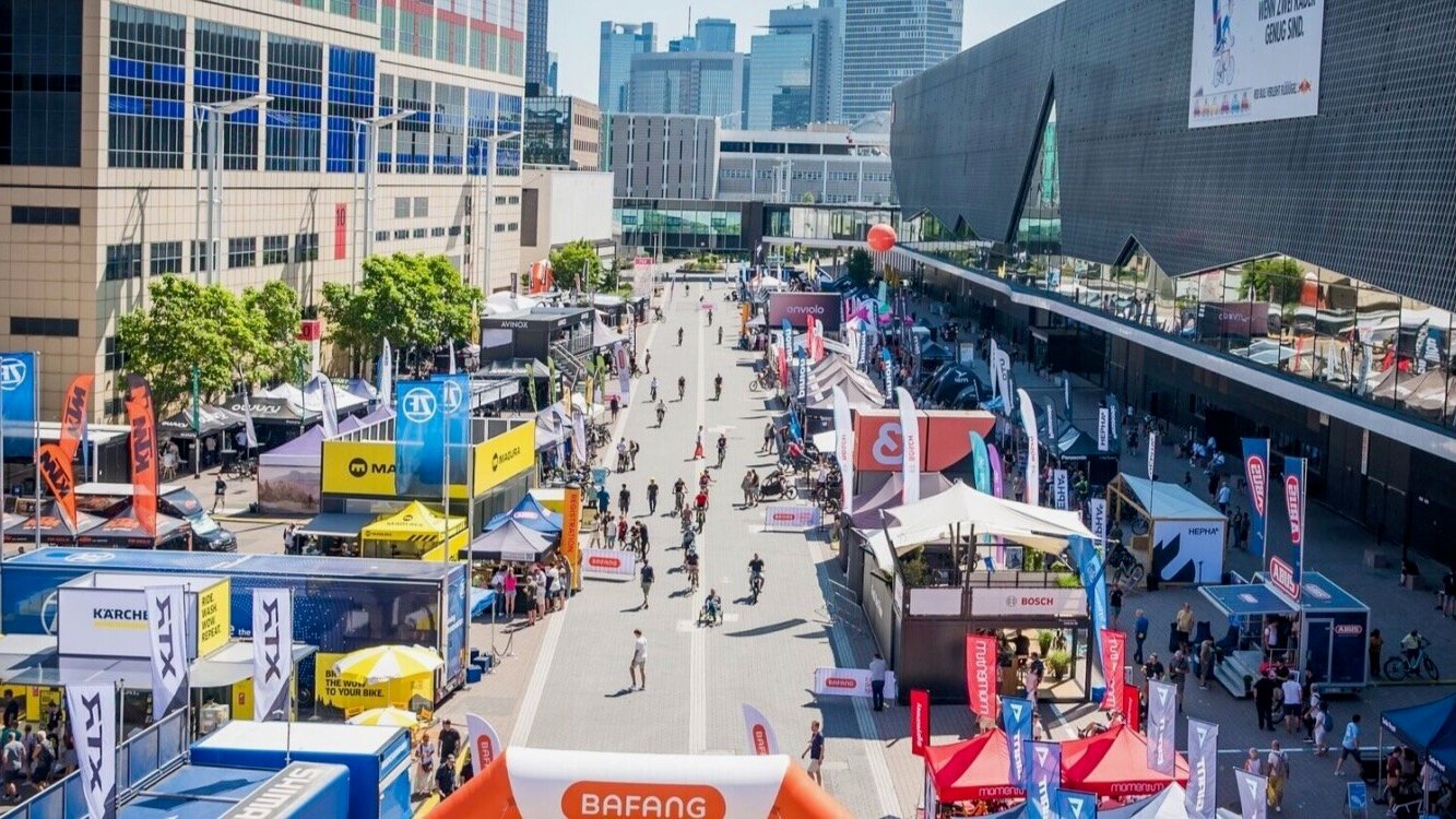 Vue panoramique des stands et visiteurs dans les allées extérieures du salon Eurobike à Francfort.