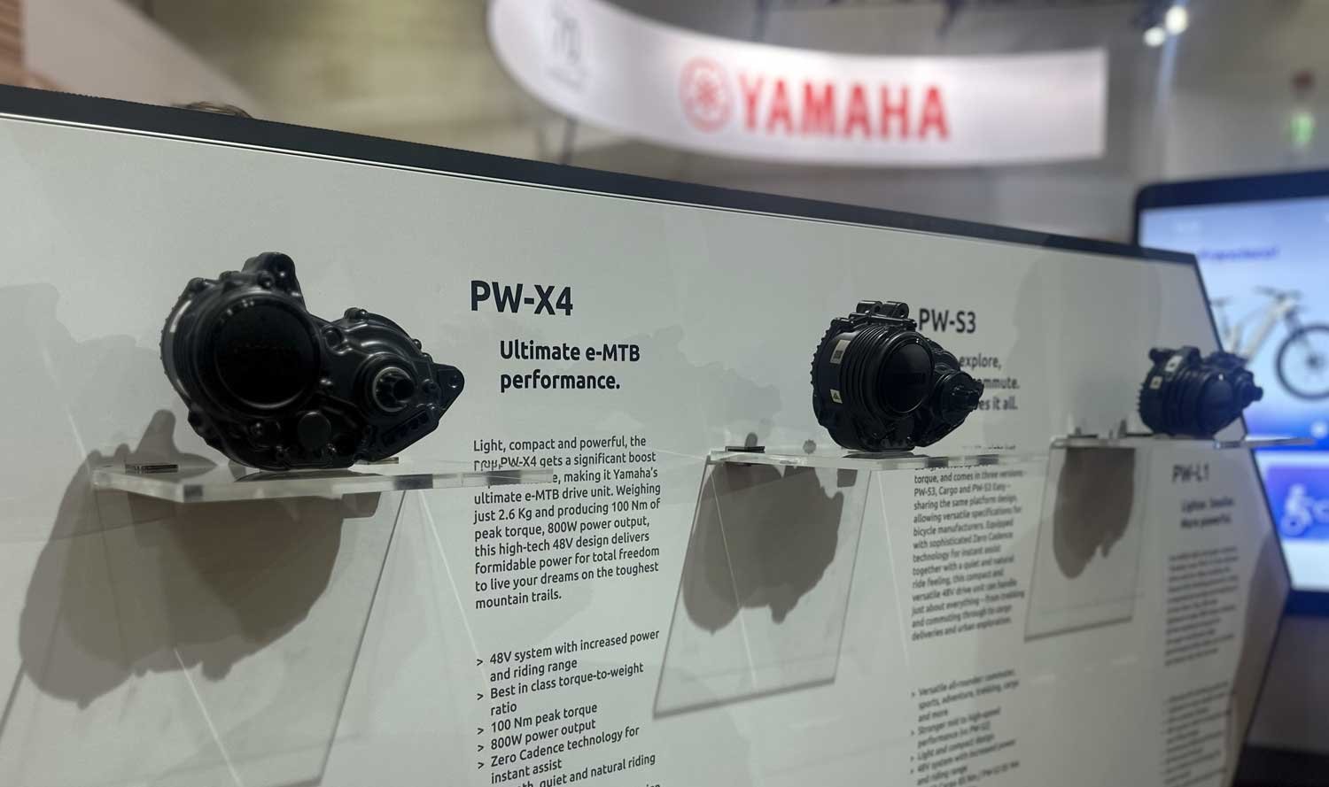 Mise à jour Yamaha QORE : moteur de vélo électrique avec application smartphone affichant l'augmentation de puissance