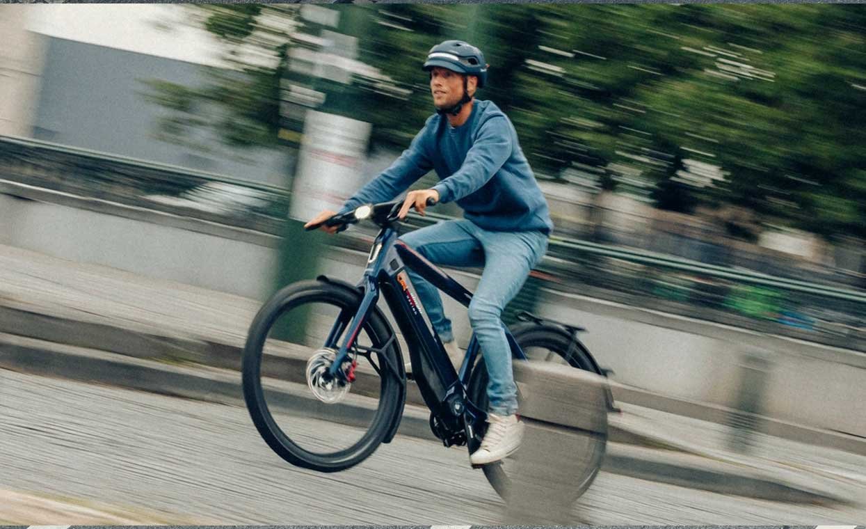 Cycliste roulant en ville sur un speedbike électrique capable d’atteindre 45 km/h