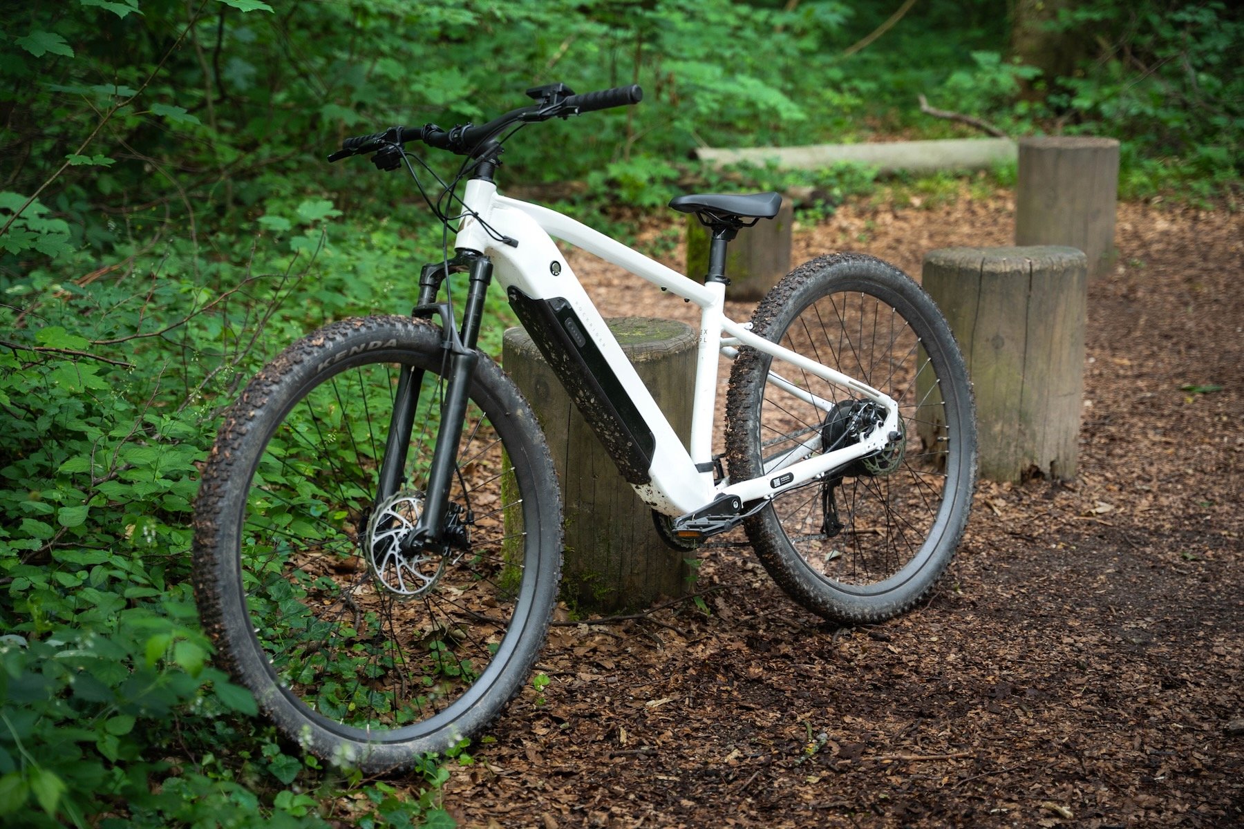 Decathlon Rockrider E-EXPL 100, VTT électrique semi-rigide blanc avec roues 29 pouces en forêt