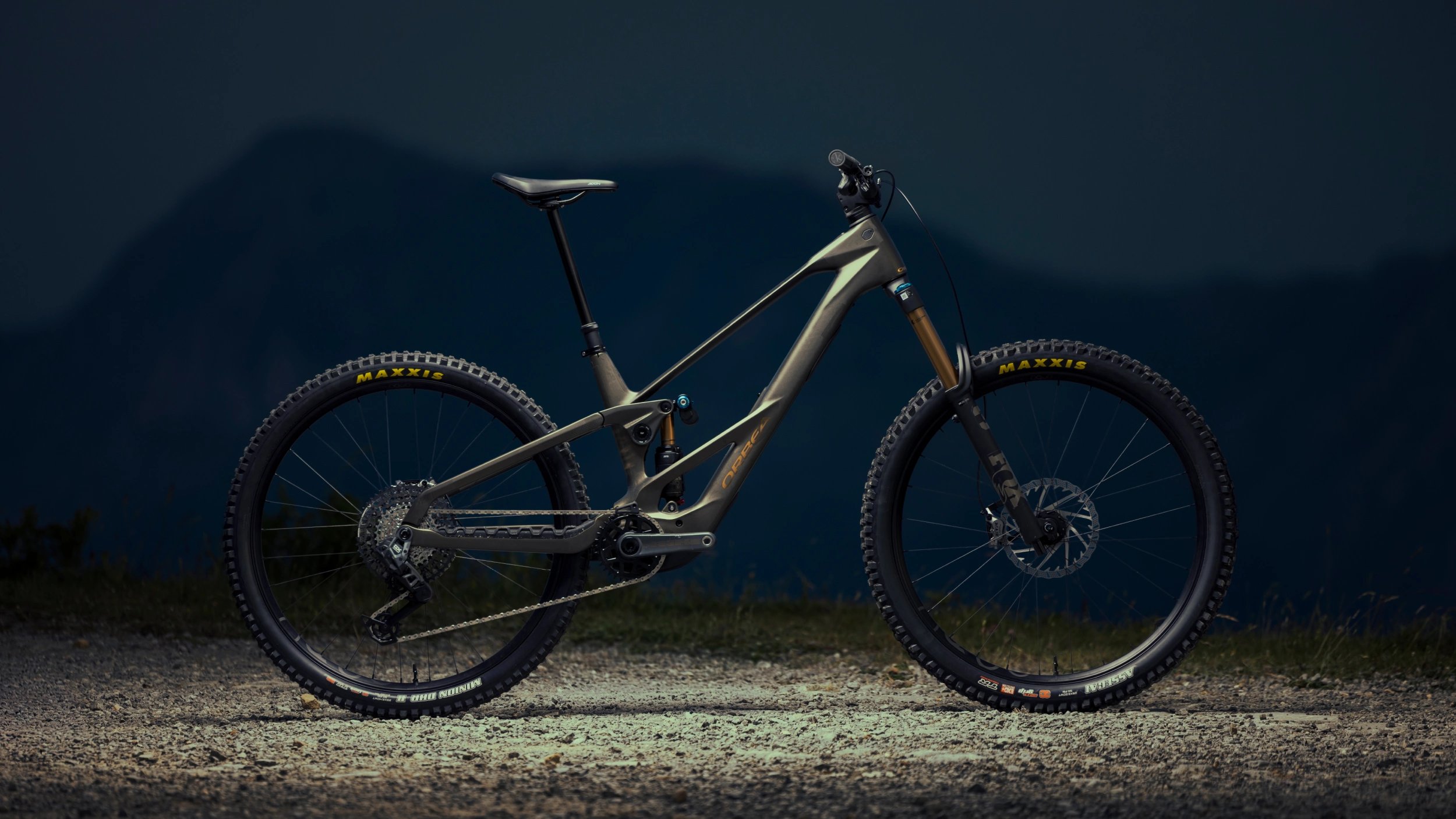 Orbea Wild LT VTTAE de descente avec moteur Avinox M2S, cadre carbone noir et suspensions Fox 170 mm