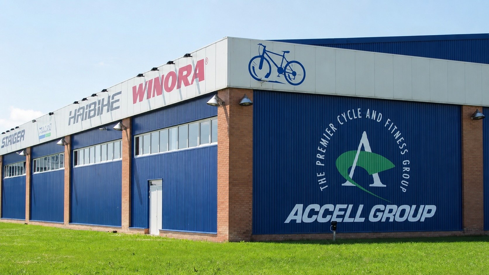 Façade d'un bâtiment d'Accell Group avec les logos Haibike et Winora.