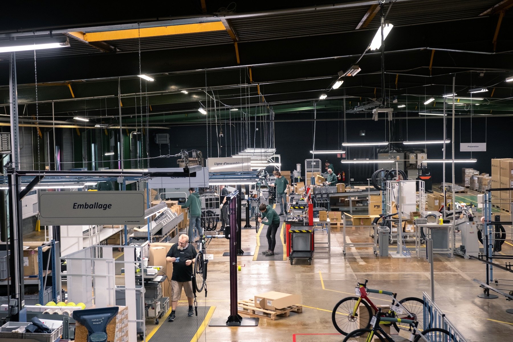 Salariés de Cycles Lapierre sur la ligne d'assemblage de l'usine de Dijon