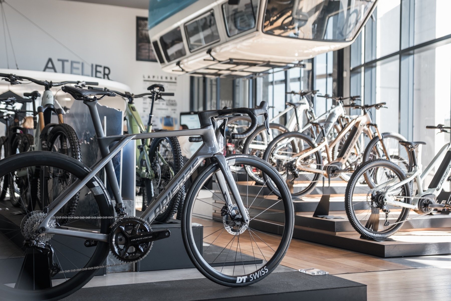Vélos de route et VTT électriques Lapierre exposés dans le showroom de la marque