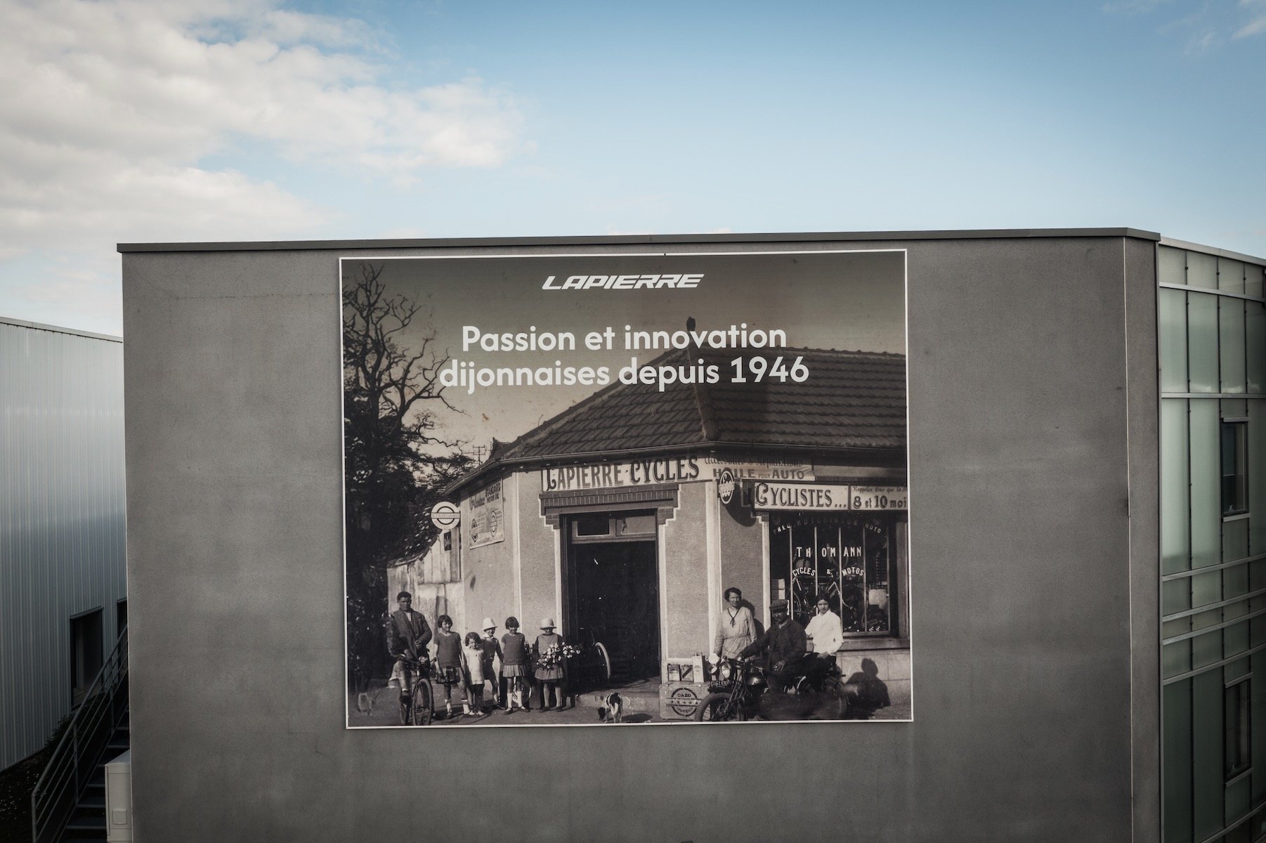 Fresque Lapierre « Passion et innovation dijonnaises depuis 1946 » sur le site de l'entreprise à Dijon