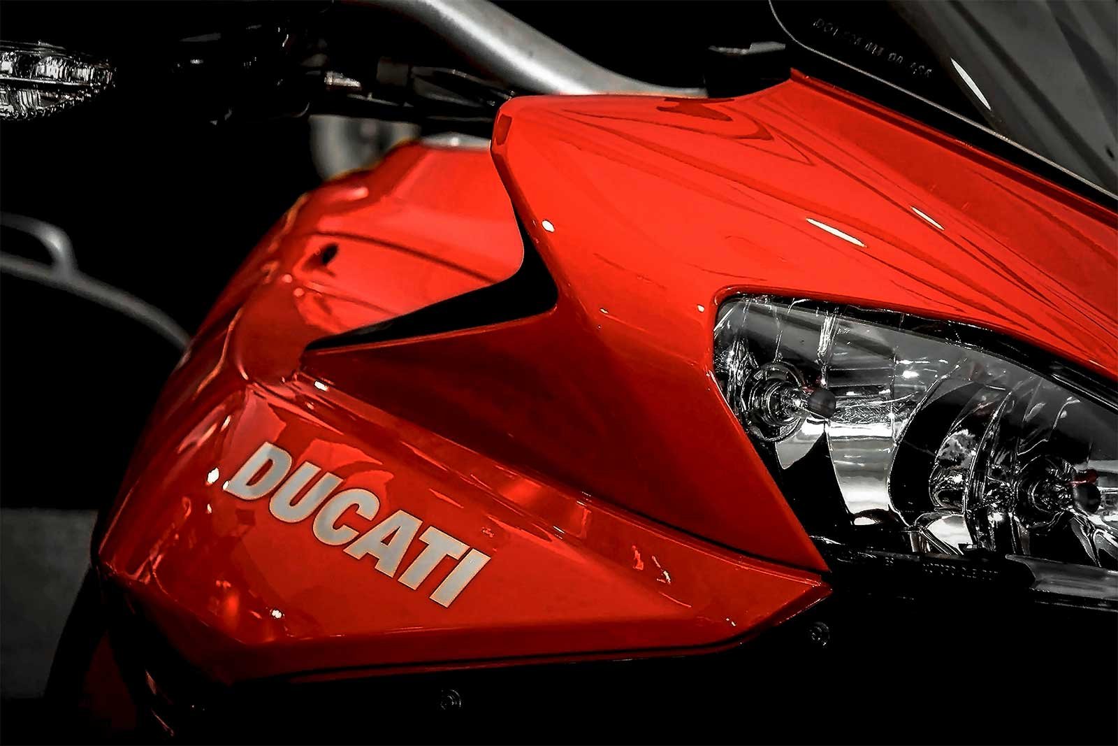 Logo sur moto électrique Ducati - Source : Unsplash