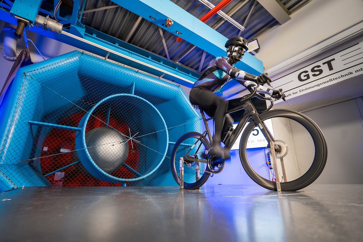 Mannequin sur un vélo Giant effectuant des tests en soufflerie GST pour optimiser la performance.