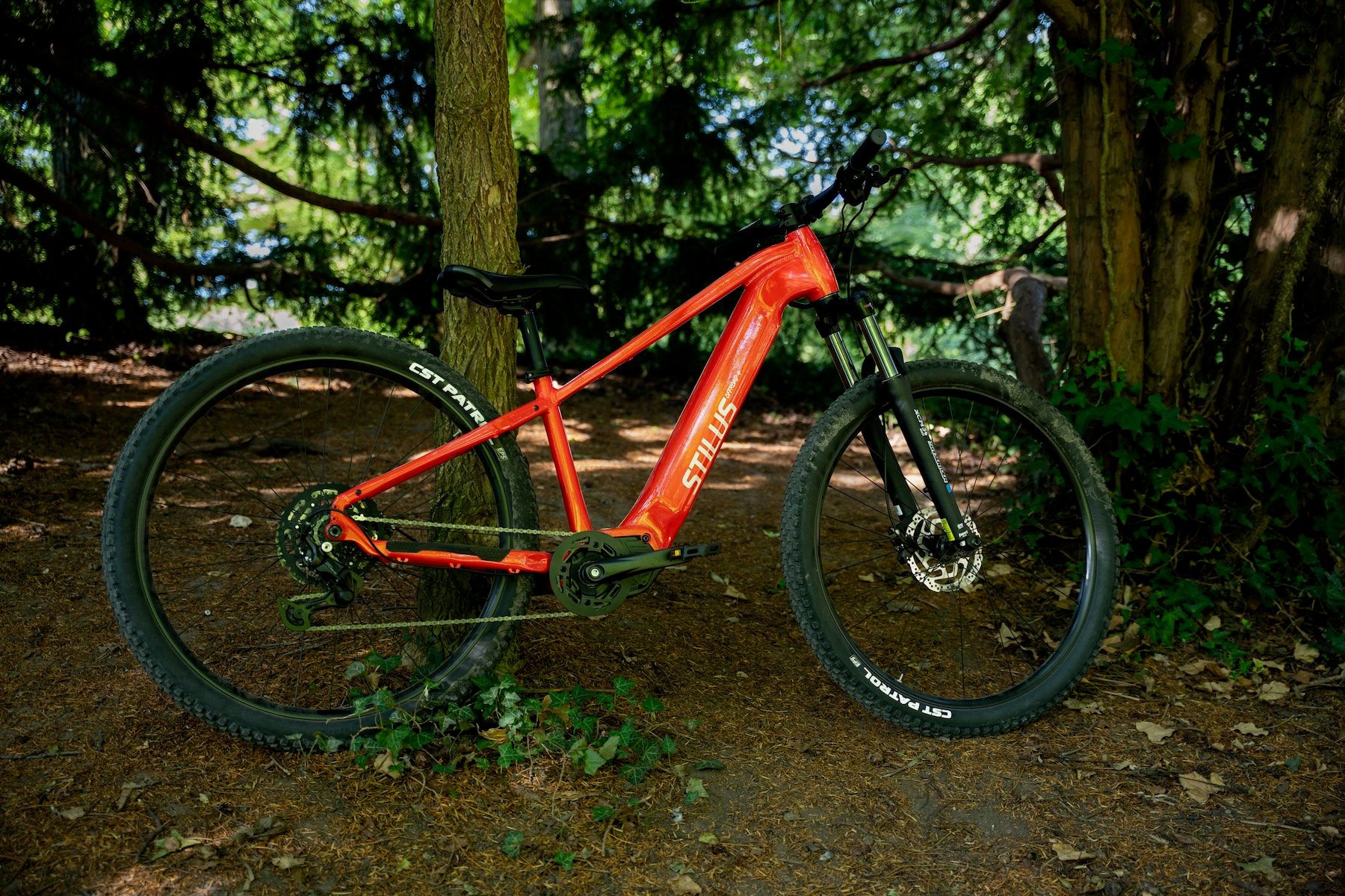 Decathlon Stilus Offroad+ rouge, VTT électrique semi-rigide 29 pouces, vue de profil Decathlon Stilus Offroad+ rouge, VTT électrique semi-rigide 29 pouces, vue de profil