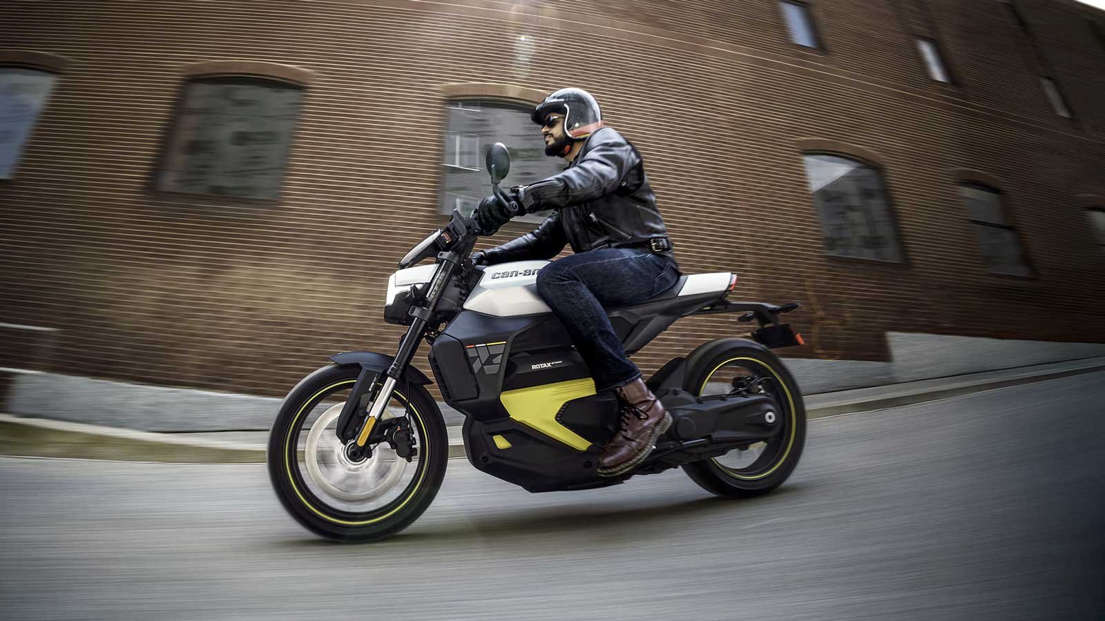 Une moto électrique Can-Am Pulse sur la route