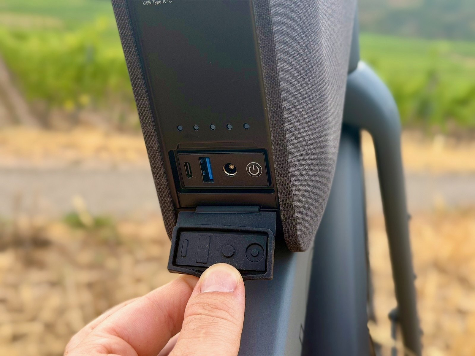 Ports USB-A, USB-C et prise de charge sous la trappe du SmartPac du Lemmo One Collab.Ride Core