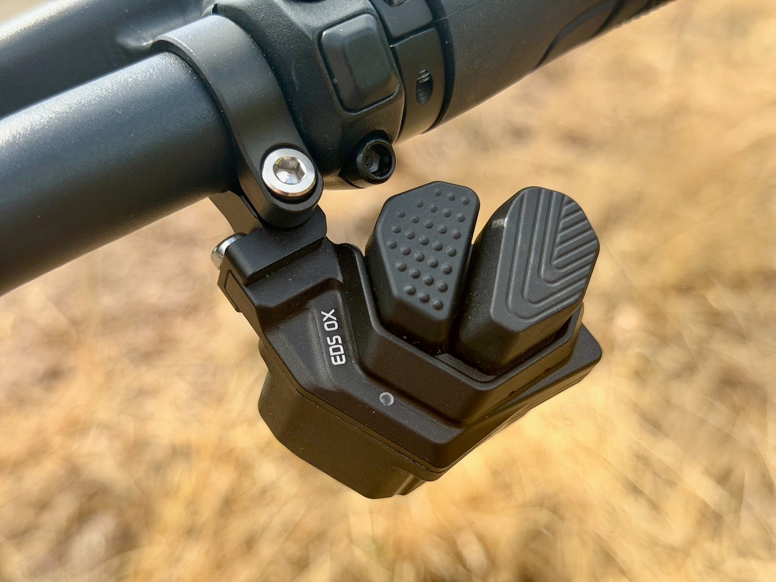 Commande à deux boutons Wheeltop EDS OX fixée sous le guidon du Lemmo One Collab.Ride Core