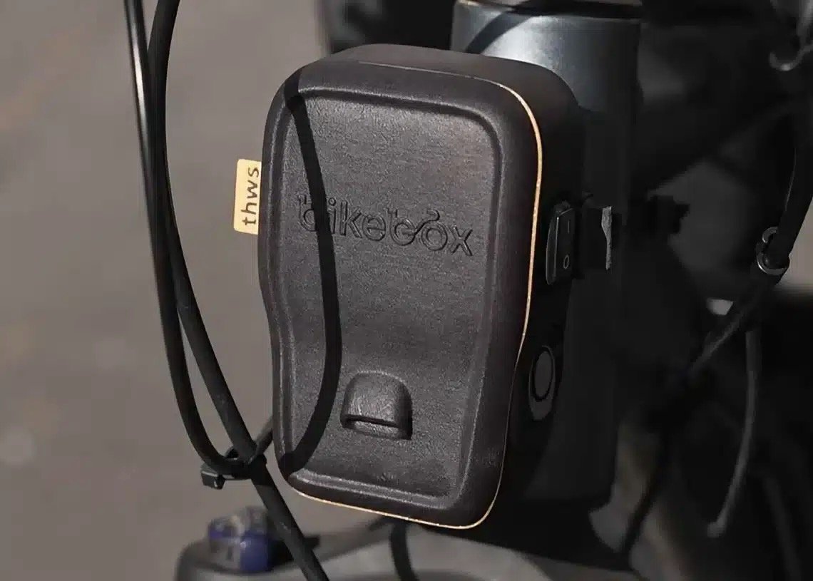 Boîtier BikeBox fixé à l’avant d’un vélo pour mesurer les distances de dépassement à Würzburg, en Allemagne