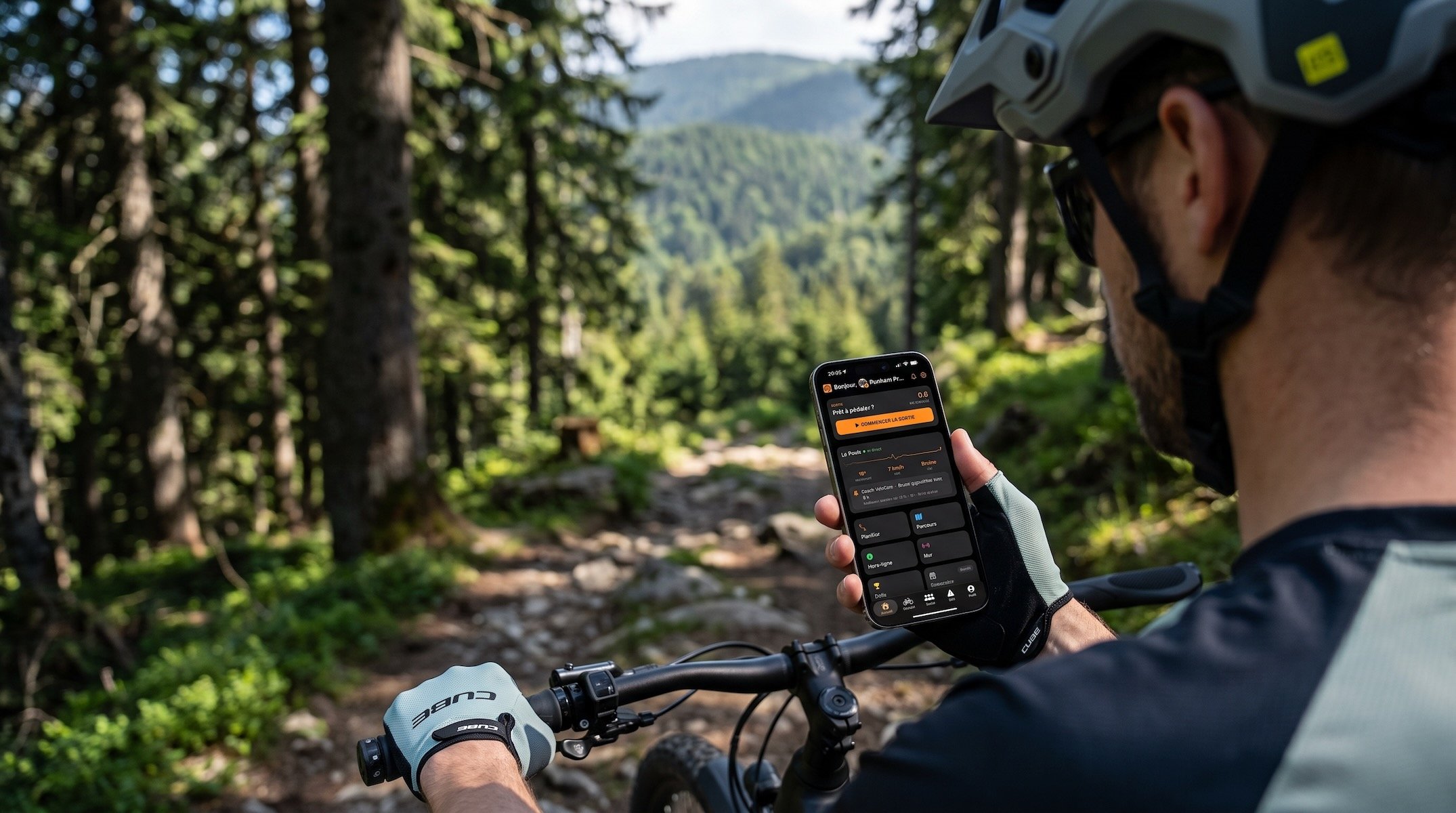 Trois écrans de l'application VéloCore, dont l'alerte SOS à trois niveaux et le compteur GPS
