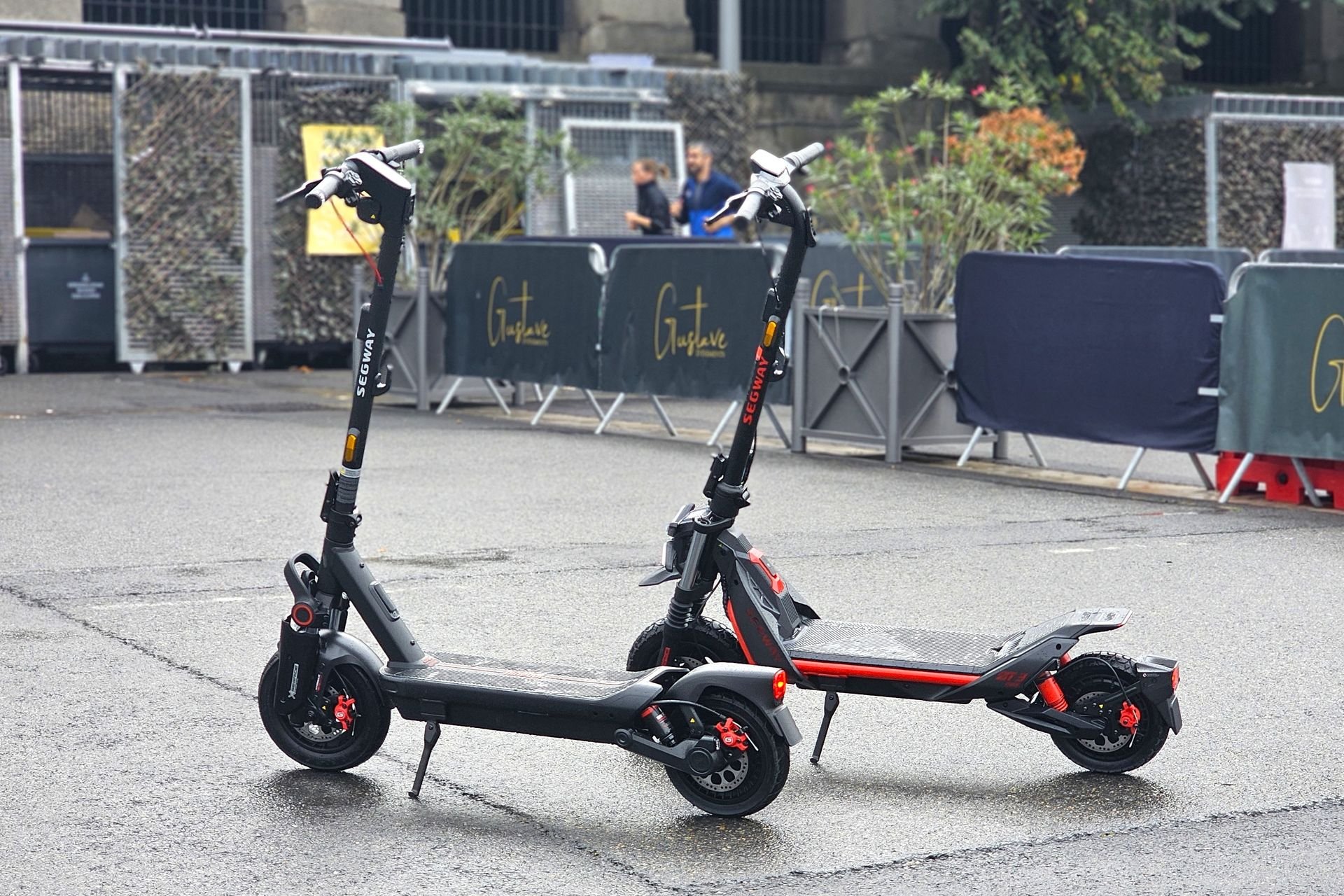 Les trottinettes électriques Segway ZT3 Max et Max G3 Pro 2026 à l'essai au pied de la Tour Eiffel à Paris