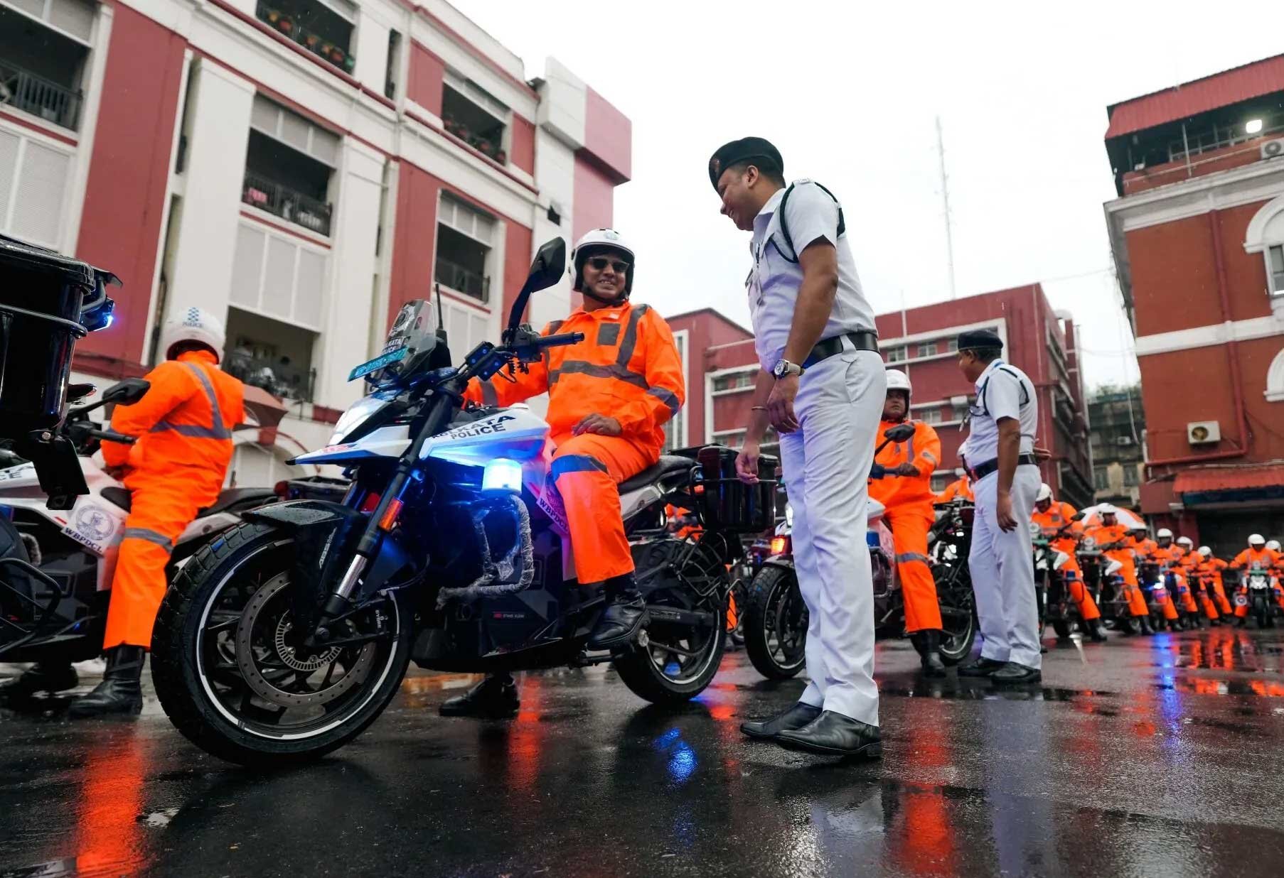 Moto électrique Ultraviolette aux couleurs de la police de Calcutta