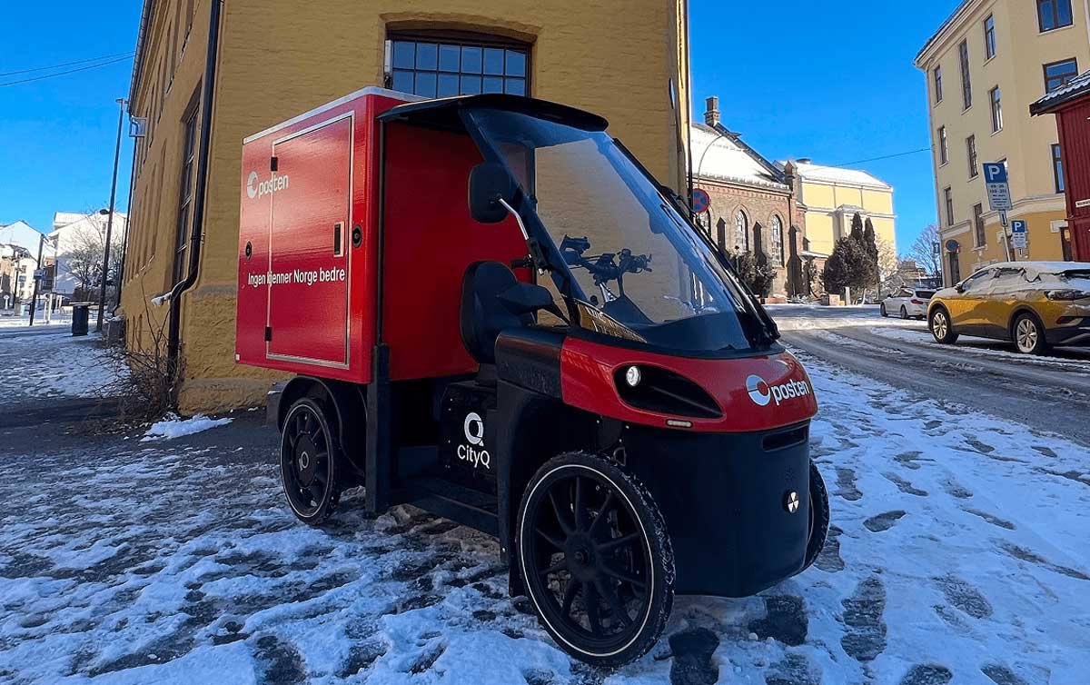 Un vélo cargo à quatre roues CityQ aux couleurs de la Poste norvégienne