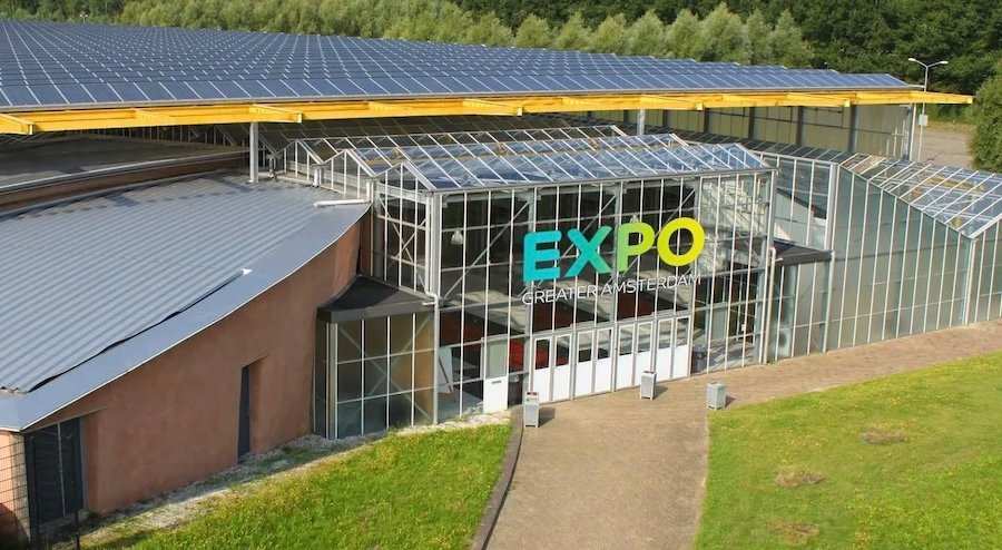 Salon professionnel du velo avec stands de fournisseurs de composants et visiteurs B2B