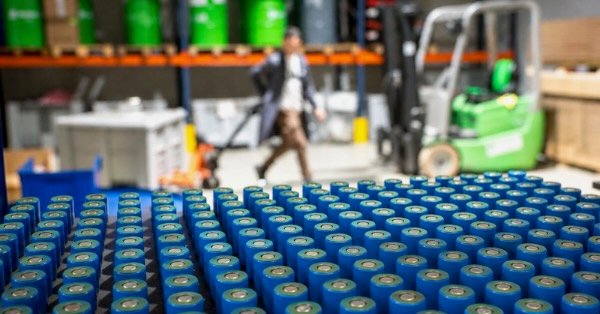 Cellules de batterie lithium récupérées et testées dans l’usine VoltR pour une seconde vie