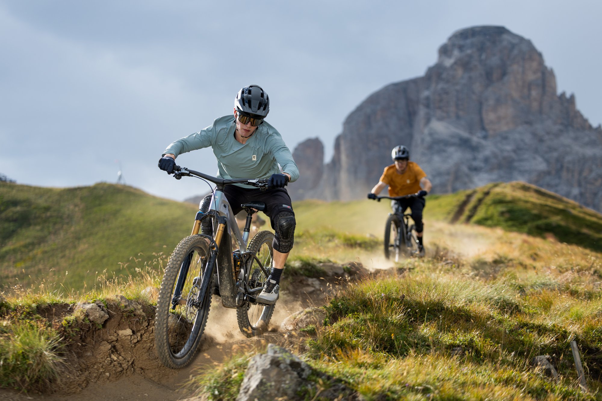 Deux pilotes sur des Giant Trance Advanced E+ 0 et E+ 1 en descente sur un sentier des Dolomites