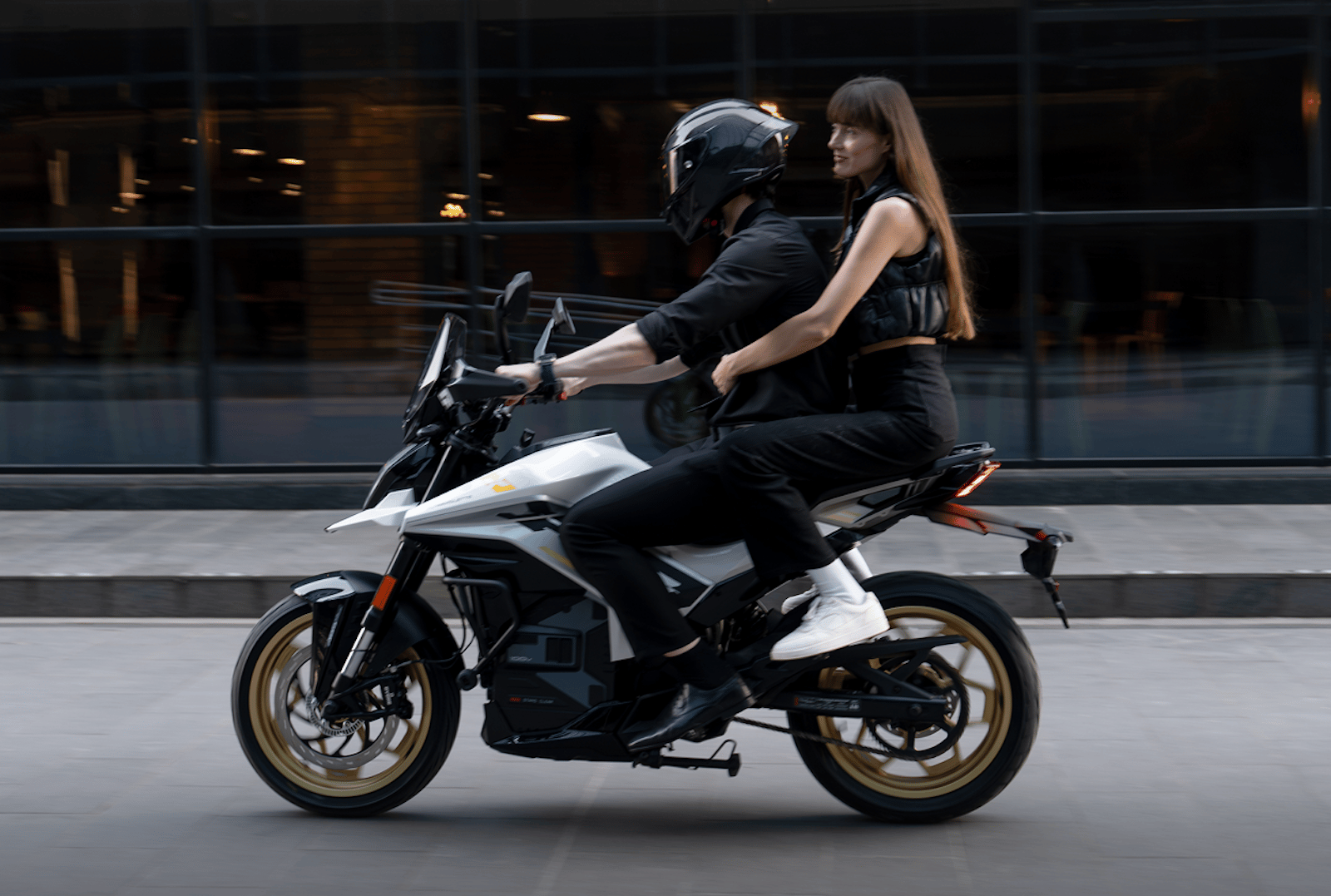 Ultraviolette X-47 Venom blanche roulant en duo en ville