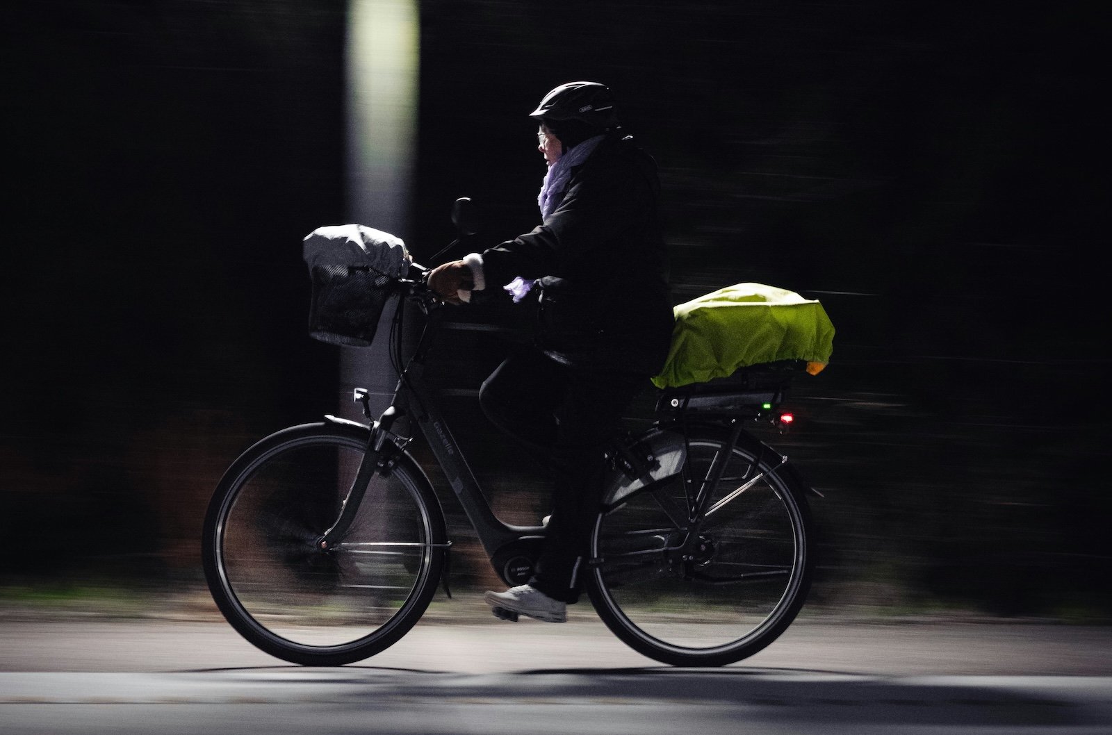 Un vélo électrique circulant de nuit