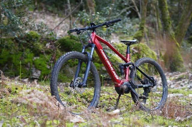 Nakamura E-Summit 950S sur sentier escarpé, test 2025