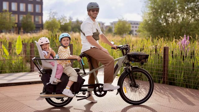 Vélo cargo électrique Decathlon Btwin R500E, version longtail vert clair, moteur roue arrière 58 Nm, batterie 672 Wh, capacité de charge 170 kg, porte-bagages compatible accessoires famille et cargo, en promotion à 2 499 €.