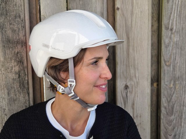 Casque vélo Abus HUD-Y Pure Edition, design urbain avec feu arrière magnétique