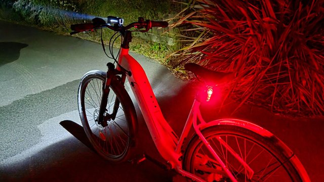 Kit d’éclairage vélo OSRAM LEDsBIKE RACE 50 SET installé sur un vélo, phare avant et feu arrière allumés.