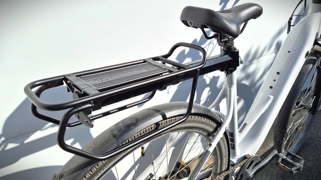 Porte-bagages Zéfal Raider R30 monté sur un VTT, fixation tige de selle