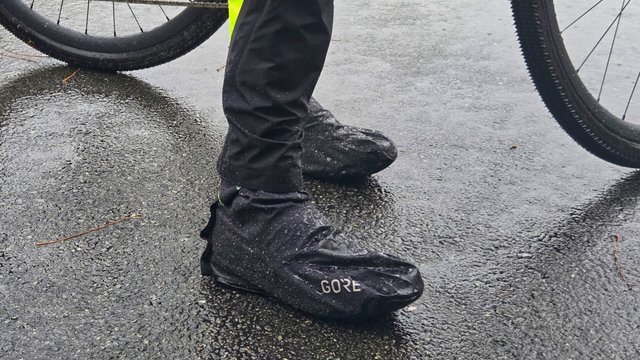 Sur-chaussures Gorewear Gore-Tex portées à vélo sous la pluie, test d’imperméabilité.
