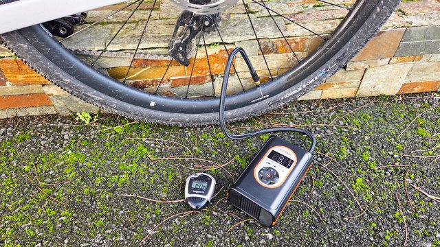 Gonfleur électrique Osram Tyreinflate 4000 avec écran numérique et embouts vélo et voiture