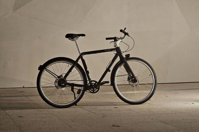 Bastille E, vélo électrique taille normale avec pliage révolutionnaire en situation urbaine.