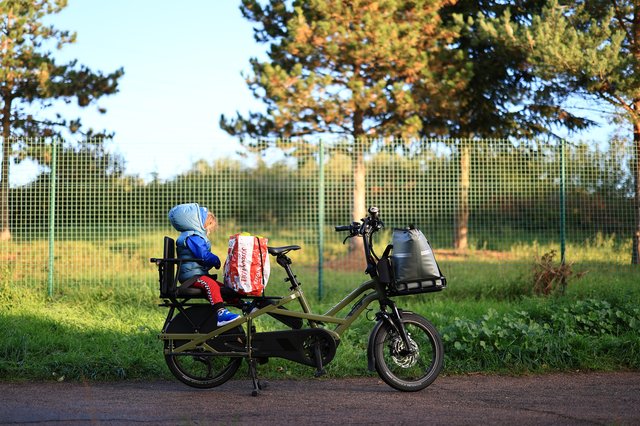 Vélo cargo électrique Tern GSD S10 LX Gen 3 en usage urbain avec passager arrière